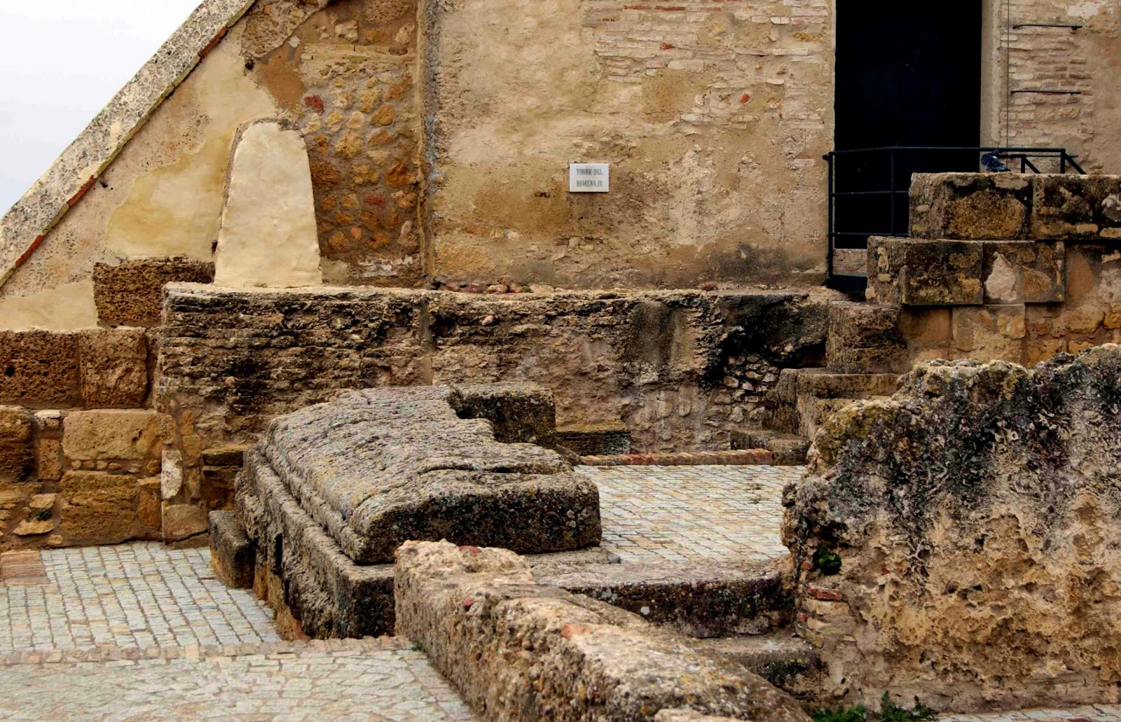 012-Patio del Aljibe-Puerta Torre del Homenaje