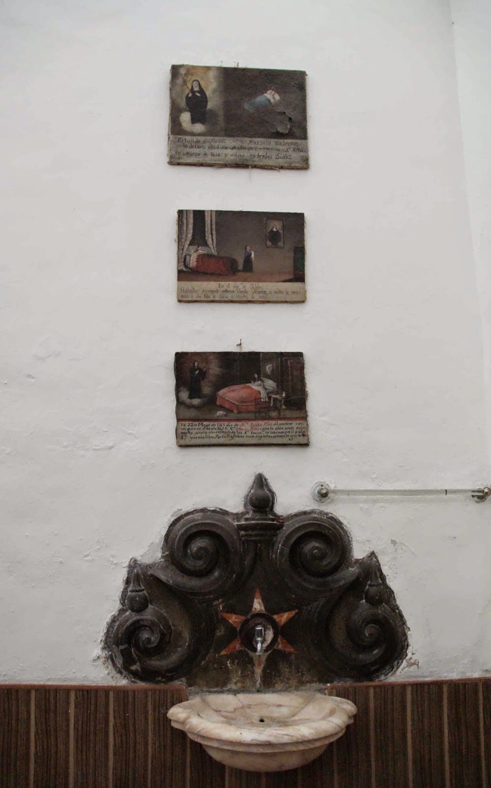 56-54Sacristia-Pila y exvotos