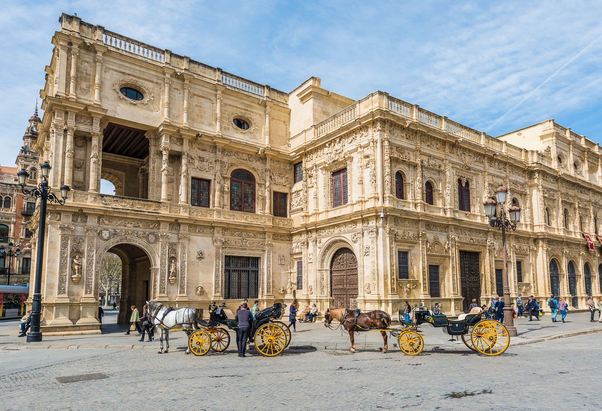 El Ayuntamiento ocupa un edificio histórico que constituye una de las muestras más notables de la arquitectura plateresca. Se encuentra ubicado en la Plaza Nueva en Sevilla, Andalucía, España