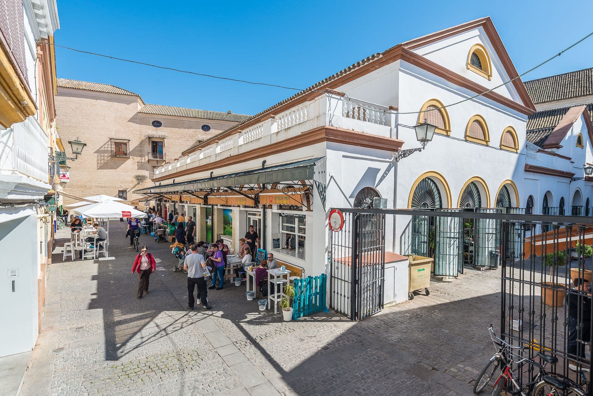 El mercado de la calle Feria de Sevilla se encuentra situado hacia la mitad de esta popular y emblemática calle, justo al lado de la histórica iglesia de Omnium Sanctorum.