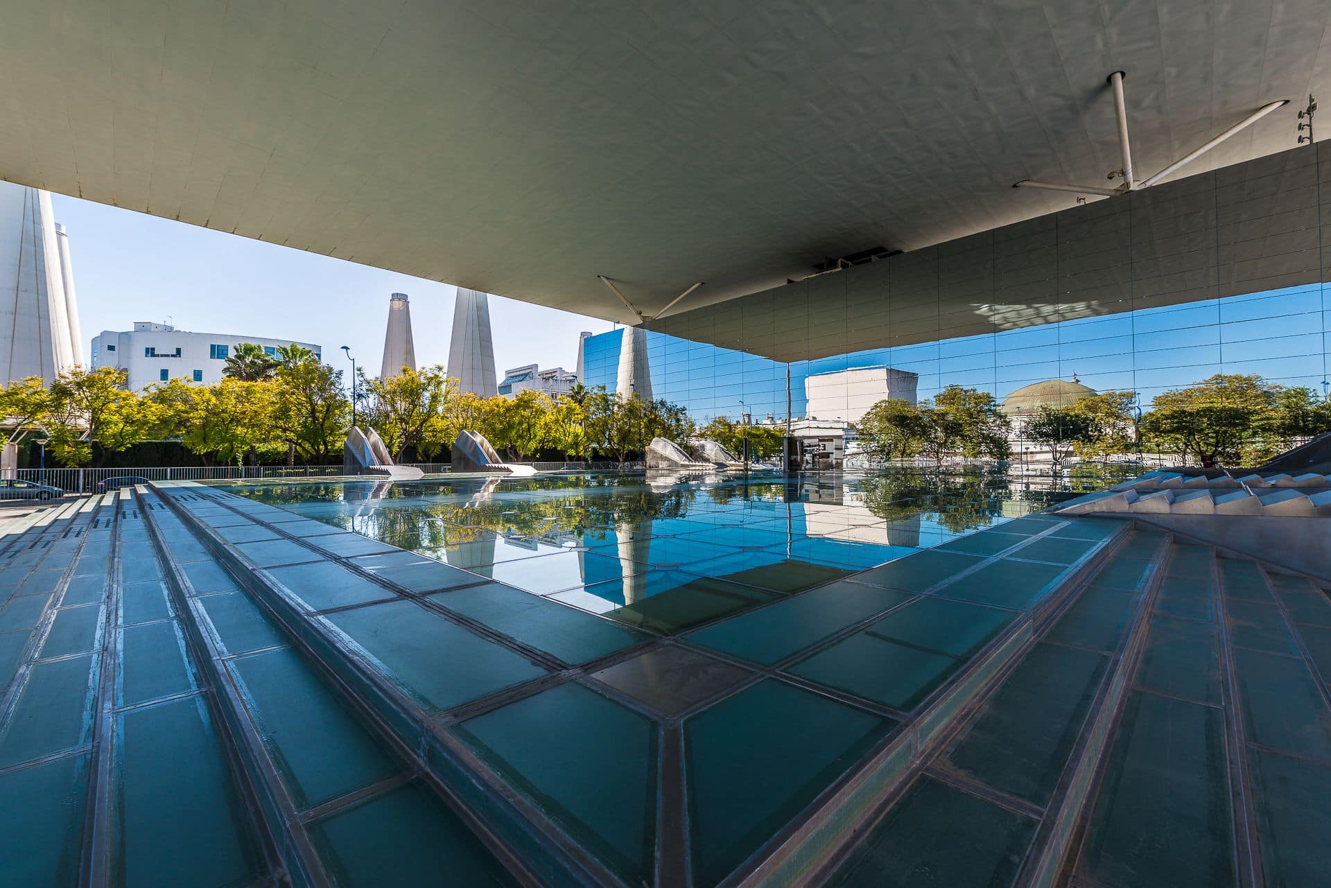 El pabellón de Francia fue diseñado por la firma de arquitectos Jean Paul Viguier, J. F. Jodry y Asociados para la Exposición Universal de Sevilla 1992 se celebró en Sevilla, Andalucía, España