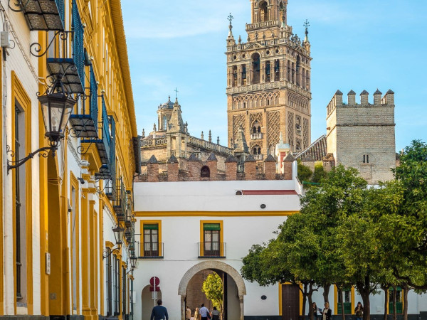 PATIO BANDERAS Y GIRALDA