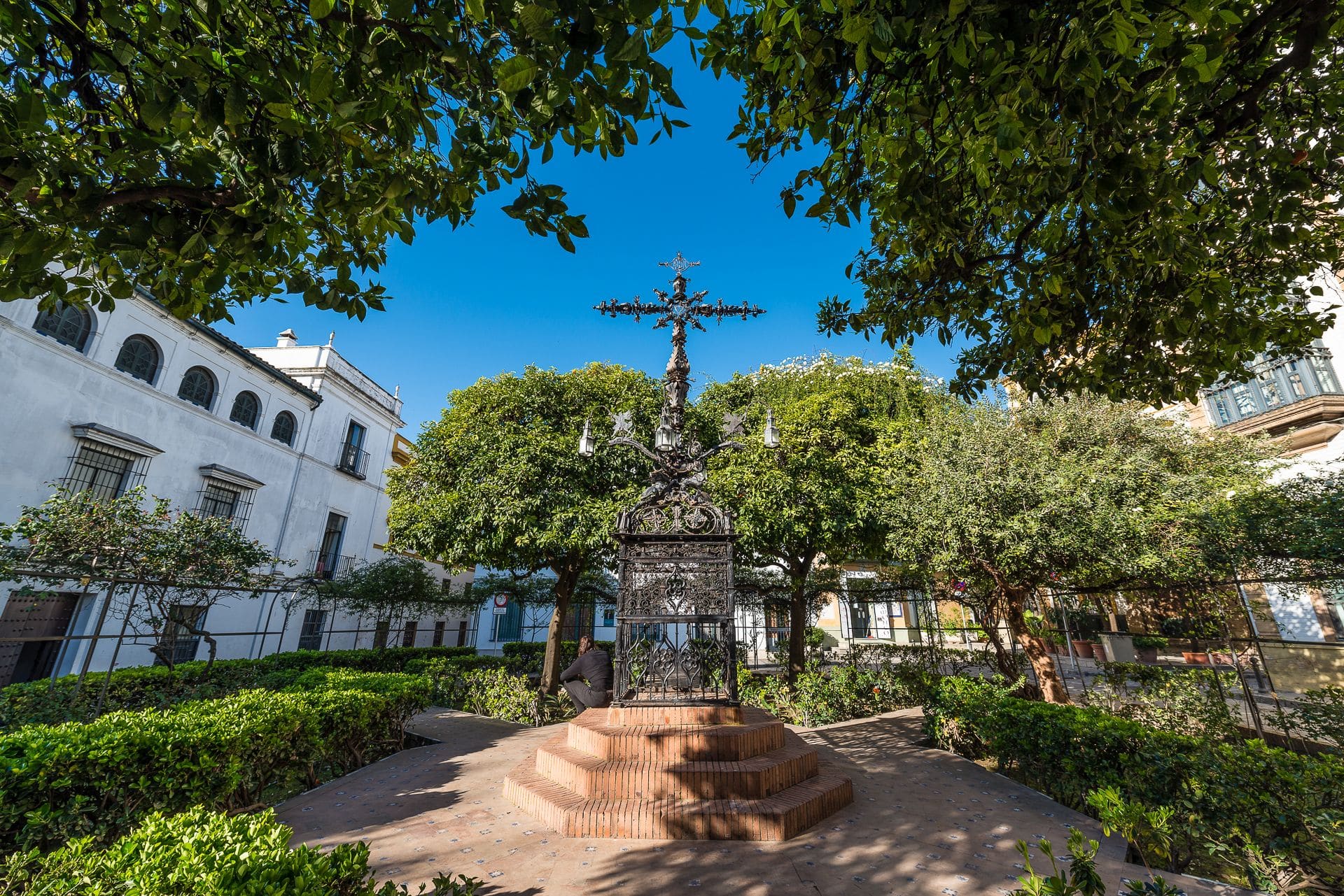 La plaza de Santa Cruz se encuentra ubicada en el famoso barrio de Santa Cruz (antigua judería), en el distrito "Casco Antiguo" de Sevilla en Andalucía, España.