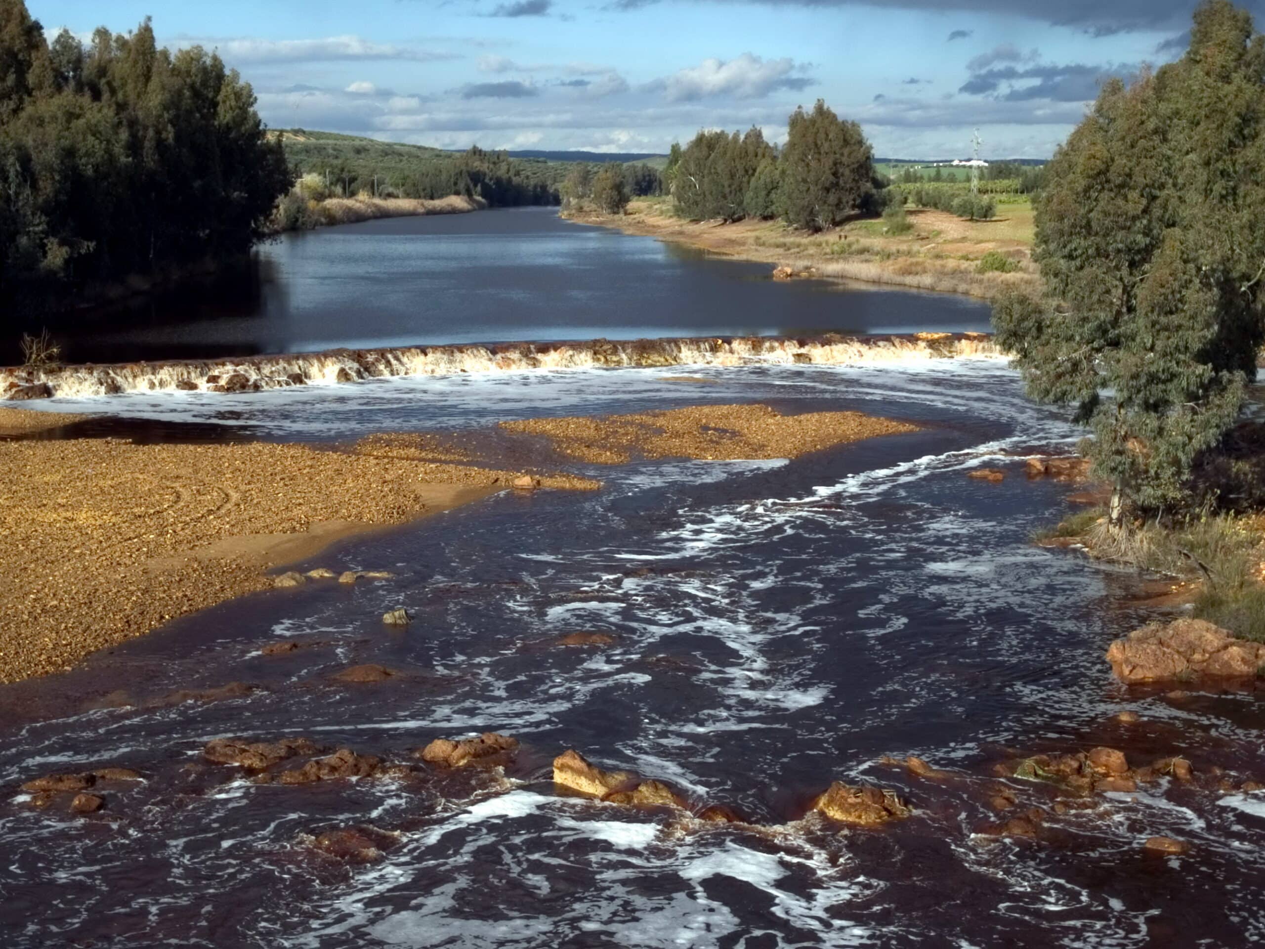 Rio tinto por niebla
