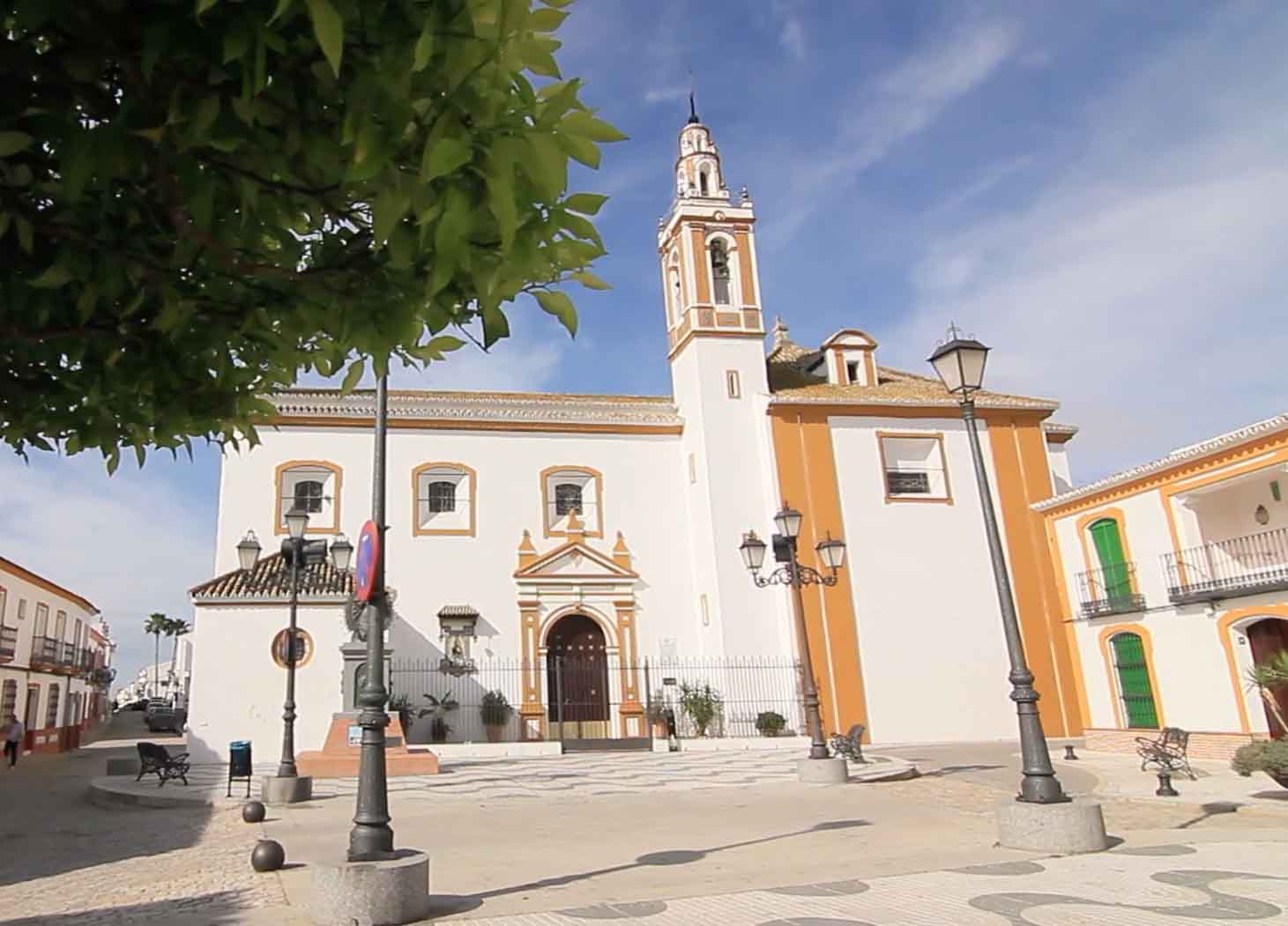 De estilo barroco, aunque con una marcada sencillez de líneas, podríamos datarla en torno al último tercio del siglo XVIII.

El templo, con planta de cruz latina de 30,50 metros de largo por 8,40 de ancho, consta de una sola nave, crucero apenas iniciado y capilla mayor con testero plano. Se cubre la nave a tres aguas con tejas curvas.