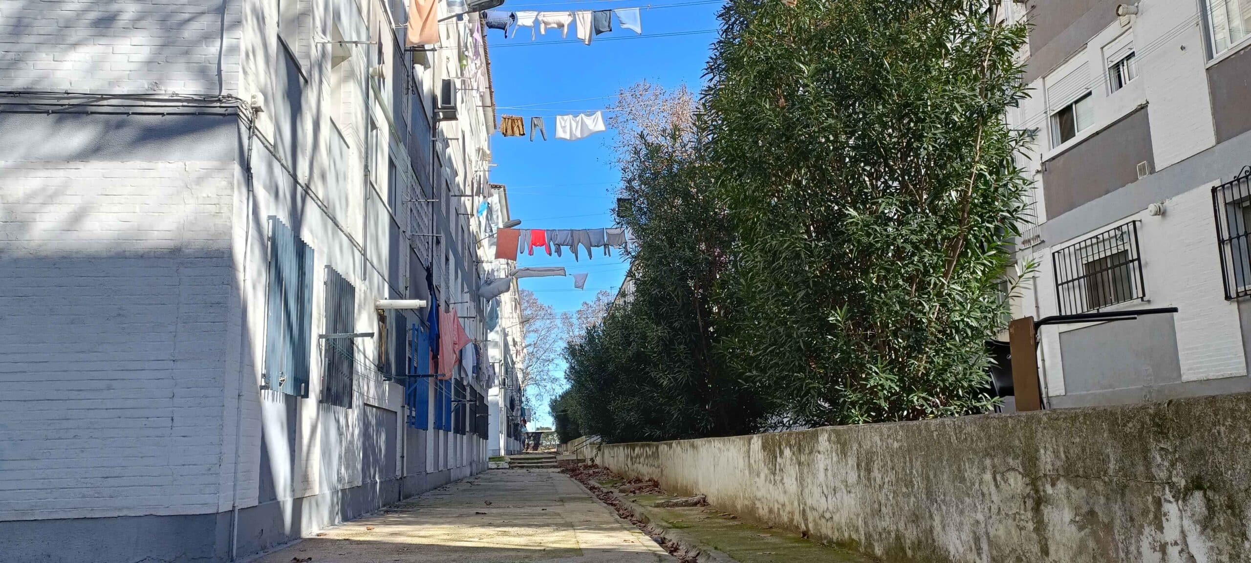 Formada por bloques lineales, de cuatro y cinco plantas de altura, algunos aislados en forma de H y cinco torretas de más altura. Componen la barriada 127 edificios, en los que se distribuyen 1.256 viviendas de promoción pública en régimen de acceso diferido a la propiedad.