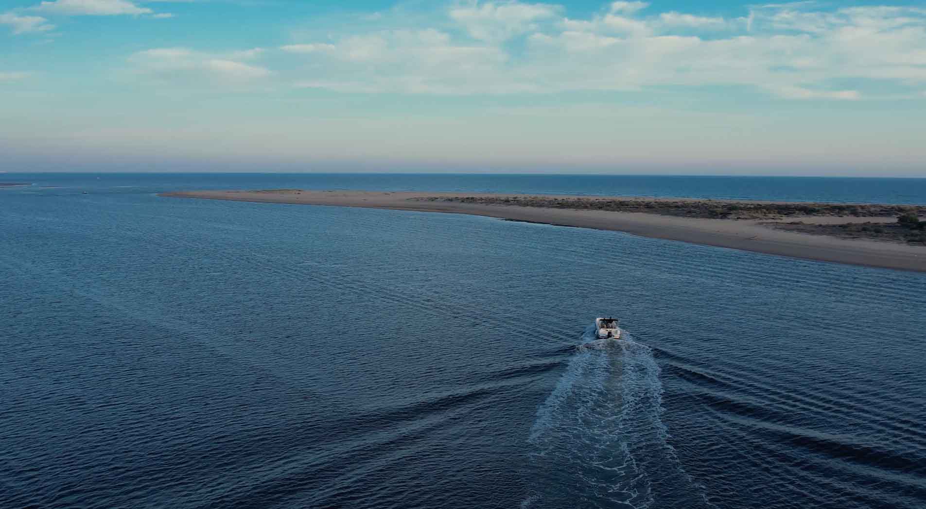 Playa urbana de este pueblo de pescadores. Cuenta con el resguardo que le da la desembocadura del Río Piedras. En ella se encuentra el puerto deportivo de El Rompido y un extenso abanico de ofertas de ocio y restauración. Uno de los mayores atractivos de la localidad son las vistas de la Flecha del Rompido, que forma parte del Paraje Natural Marismas del Río Piedras y Flecha del Rompido.
