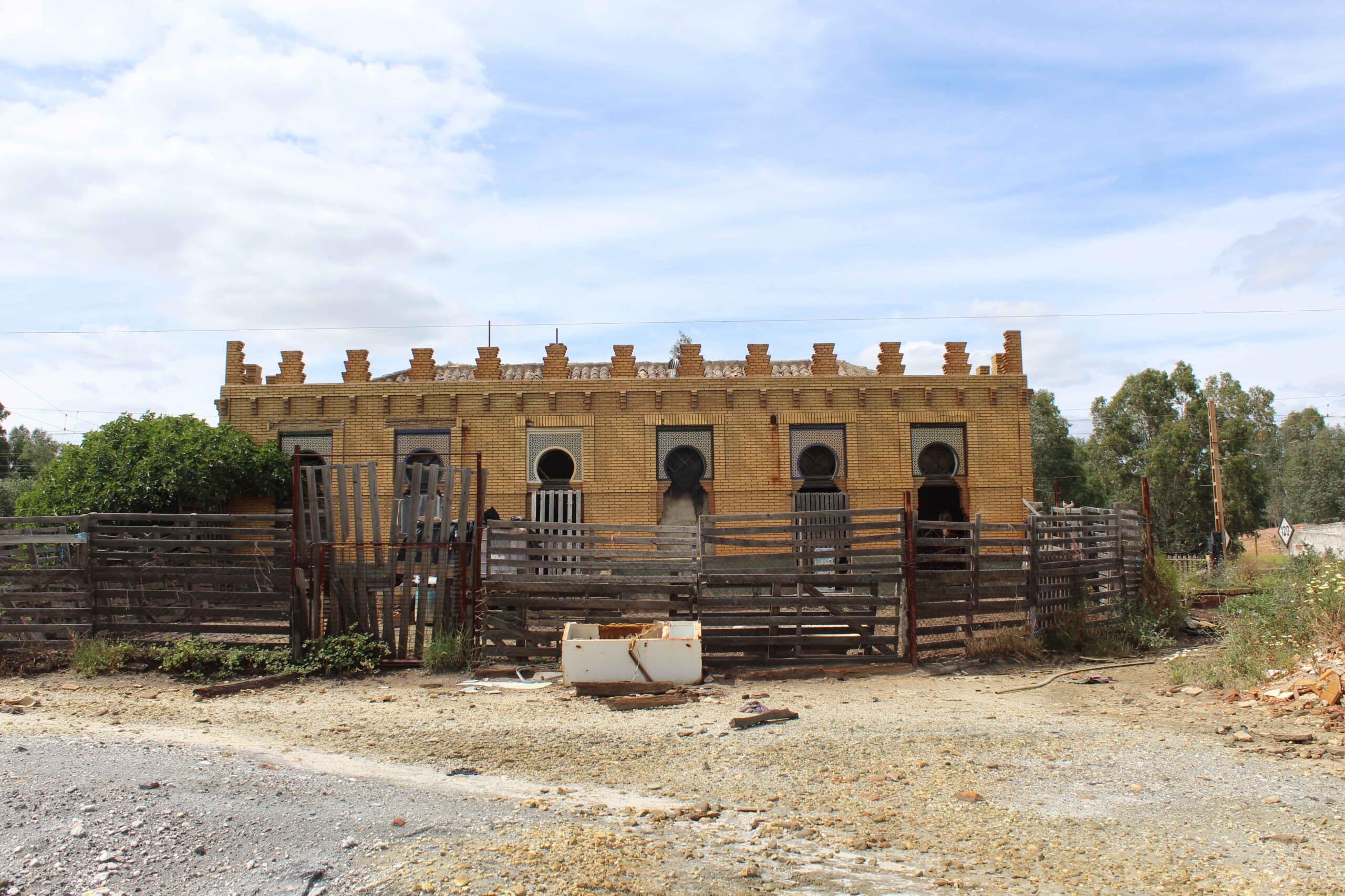 abierta al tráfico el 15 de marzo de 1880 con la puesta en funcionamiento de la línea férrea Sevilla-Huelva.Con el paso de los años en Las Mallas se articuló un importante complejo ferroviario, que disponía de un apartadero, un cargadero, una amplia playa de vías, etc.