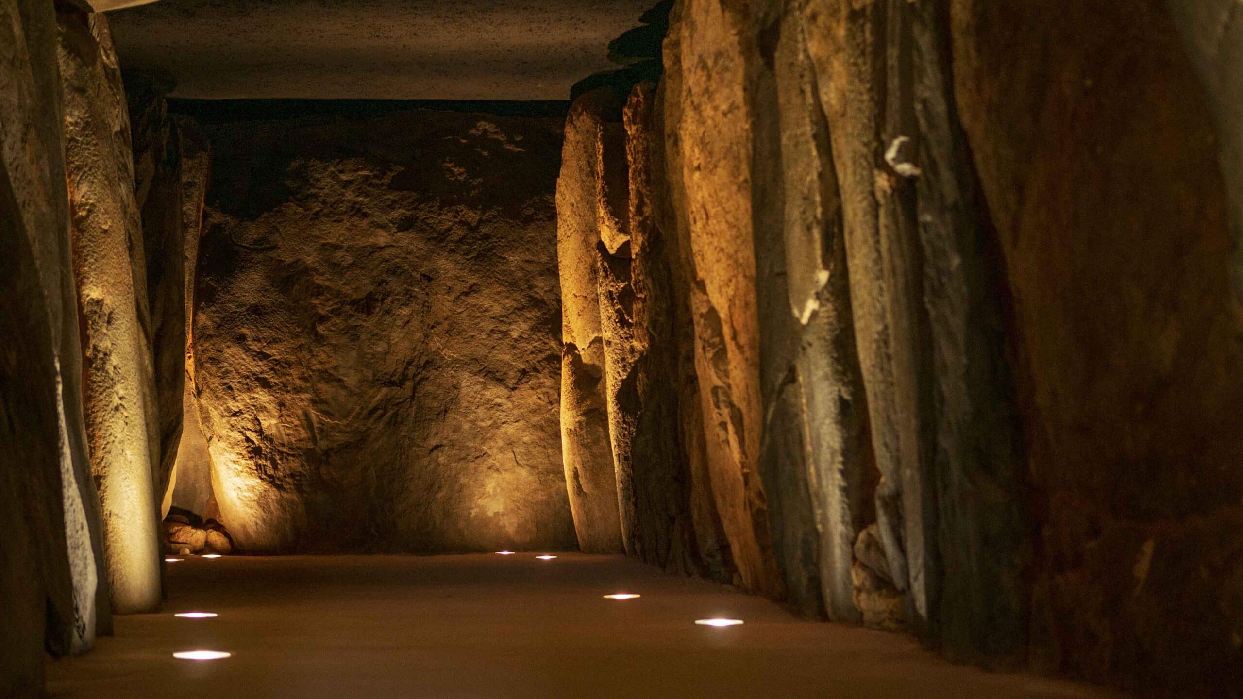 enclaves arqueológicos más importantes entre los más de doscientos monumentos megalíticos descubiertos en la provincia de Huelva. Este dolmen es uno de los más impactantes ejemplos del neolítico en el sur del país.