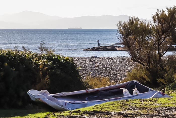 COLADA DE LA COSTA LANCHA VARADA Y PESCADOR