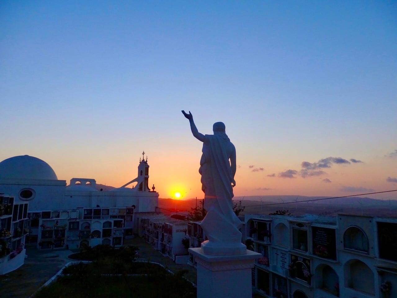 iglesia y cementerio