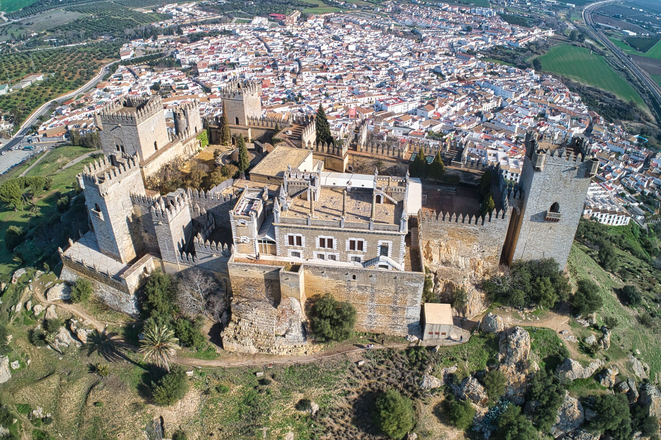 CASTILLO Y PUEBLO