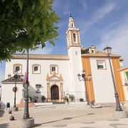 De estilo barroco, aunque con una marcada sencillez de líneas, podríamos datarla en torno al último tercio del siglo XVIII.

El templo, con planta de cruz latina de 30,50 metros de largo por 8,40 de ancho, consta de una sola nave, crucero apenas iniciado y capilla mayor con testero plano. Se cubre la nave a tres aguas con tejas curvas.