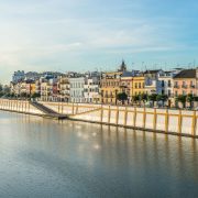 La calle Betis de Sevilla se encuentra situada a orillas del cauce histórico del río Guadalquivir, en el lado opuesto al núcleo central de la ciudad intramuros.