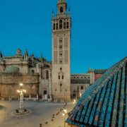Giralda es el nombre que recibe el campanario de la Catedral de Santa María de la Sede de la ciudad de Sevilla, en Andalucía, España. Los dos tercios inferiores de la torre corresponden al alminar de la antigua mezquita de la ciudad, de finales del siglo XII, en la época almohade, mientras que el tercio superior es una construcción sobrepuesta en época cristiana para albergar las campanas. En su cúspide se halla una bola llamada tinaja sobre la cual se alza el Giraldillo.