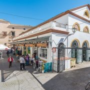 El mercado de la calle Feria de Sevilla se encuentra situado hacia la mitad de esta popular y emblemática calle, justo al lado de la histórica iglesia de Omnium Sanctorum.