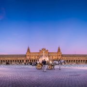 Coche de caballos, una de las maneras más clásicas para pasear por la ciudad de Sevilla en Andalucía, España