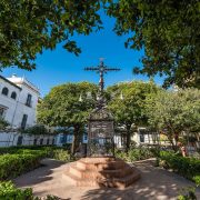 La plaza de Santa Cruz se encuentra ubicada en el famoso barrio de Santa Cruz (antigua judería), en el distrito "Casco Antiguo" de Sevilla en Andalucía, España.