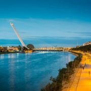El puente del Alamillo de Sevilla es un puente atirantado de pilón contrapeso que cruza el río Guadalquivir. Fue diseñado por Santiago Calatrava y se terminó en 1992.
