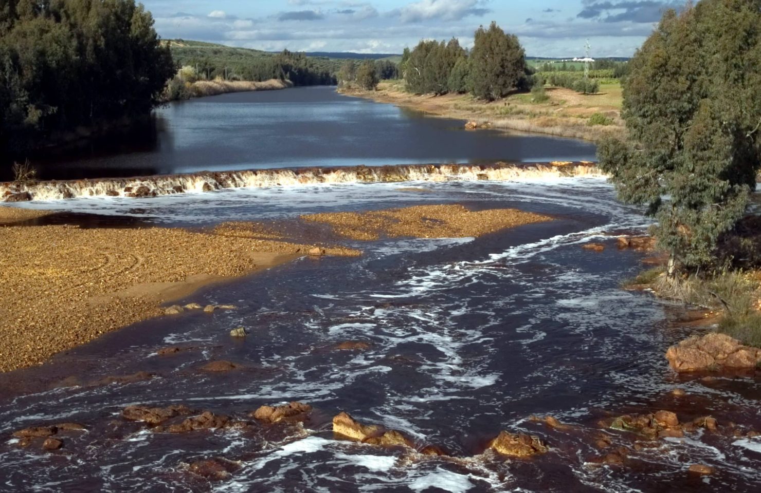 Rio tinto por niebla