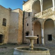 fuente patio charya